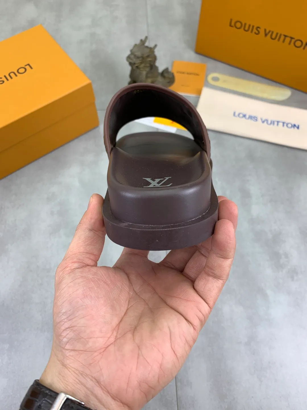 Men's shoes 💰P300💰【New style】🆘 Original quality 【LOUIS VUITTON】The popular Louis Vuitton LV men's slippers on the official website are on sale simultaneously! Original fabric imported from Italy, original factory special supply, code number: 38-44 (45 customized), many colors available